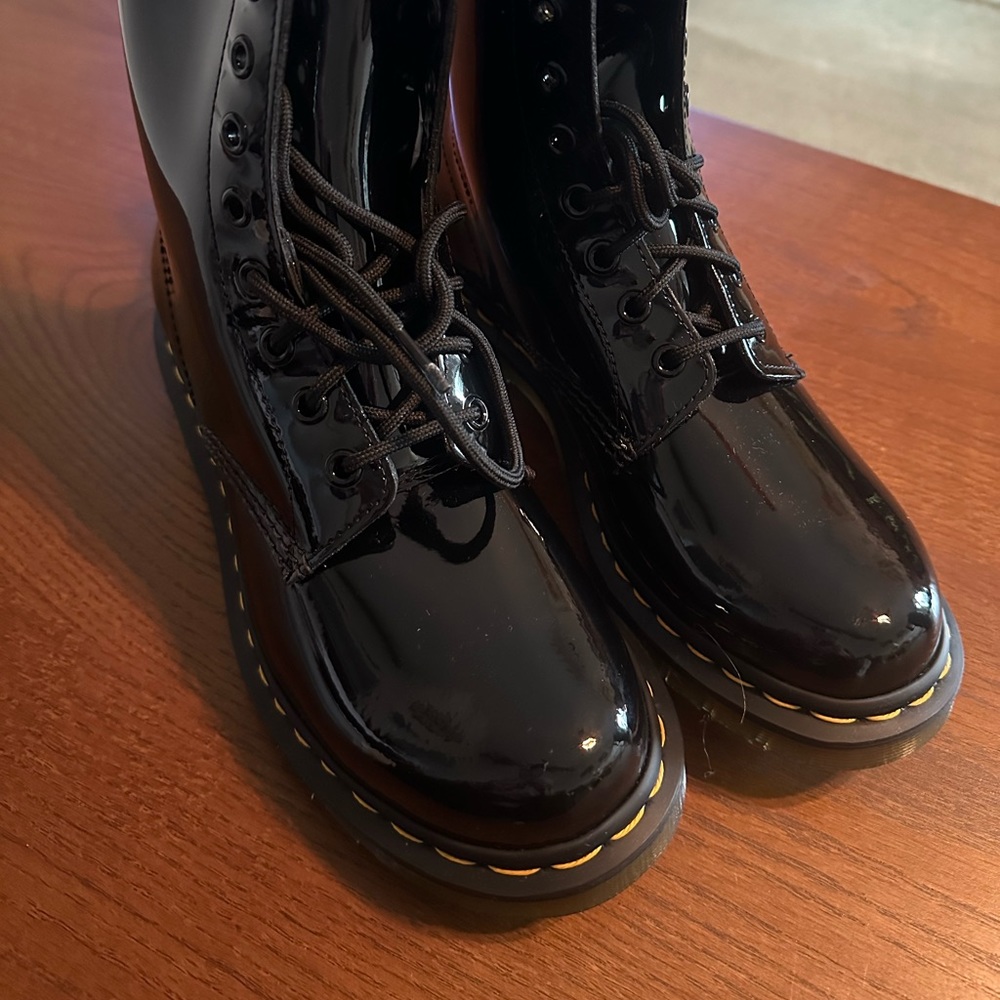 NIB Dr. Martens 1460 Patent Lamper shiny black with yellow stitching size 8